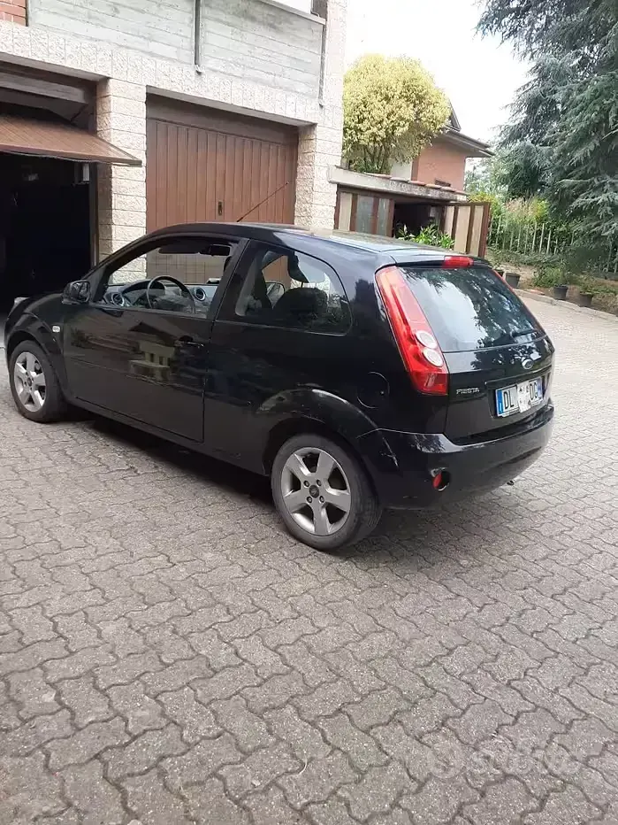 Usata Ford Fiesta 75 CV (55 kW) 2007 Nero Utilitaria