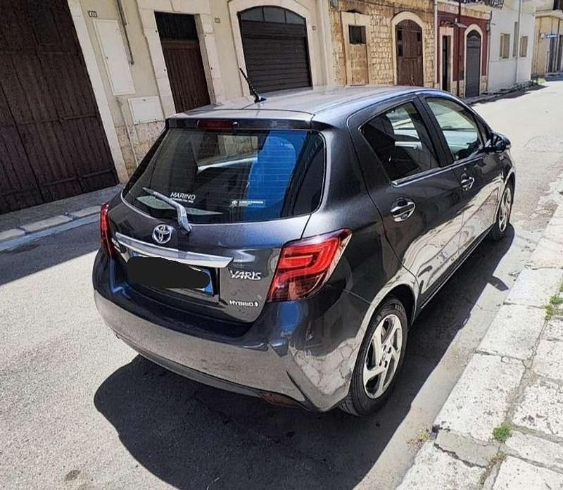 Usata Toyota Yaris Hybrid Active 75 CV (55 kW) 2015 Grigio Berlina