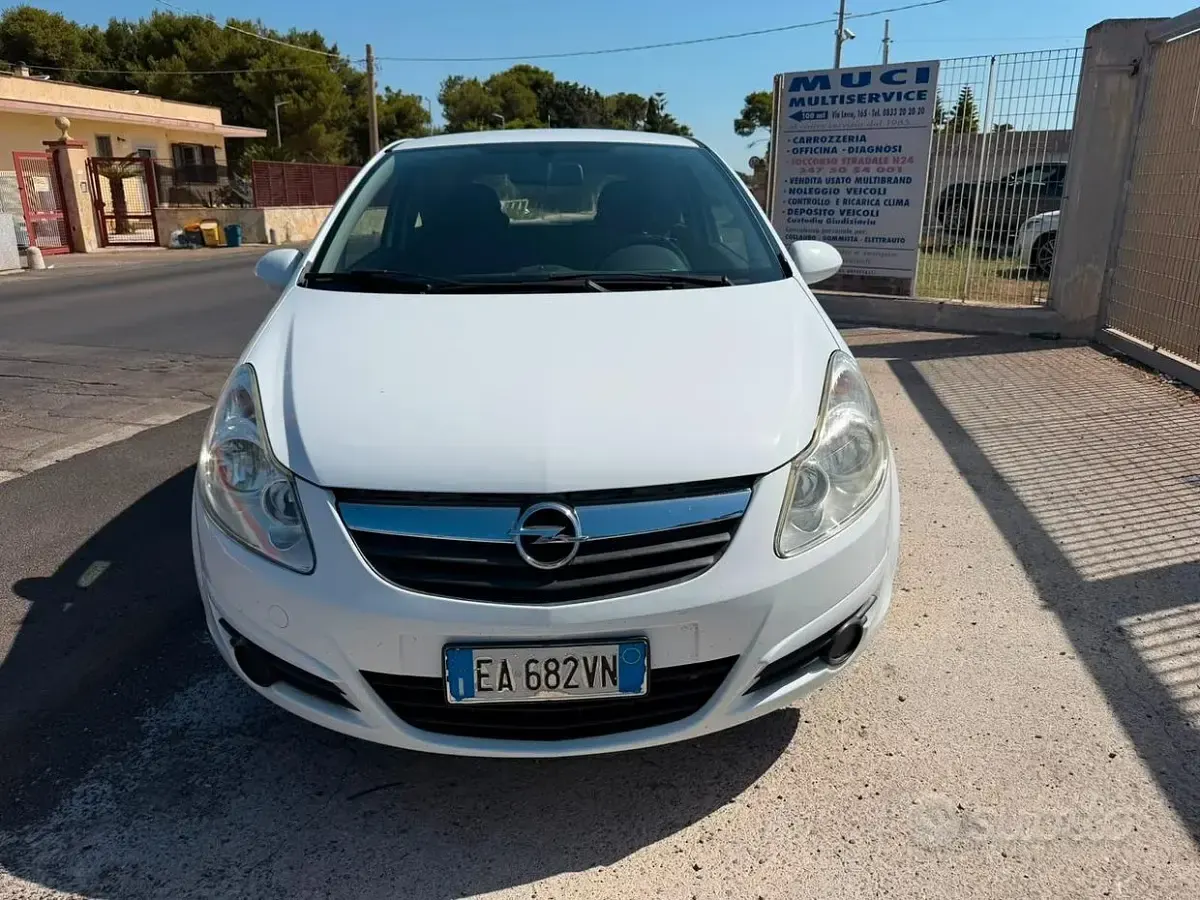Usata Opel Corsa 65 CV (47 kW) 2010 Bianco Utilitaria