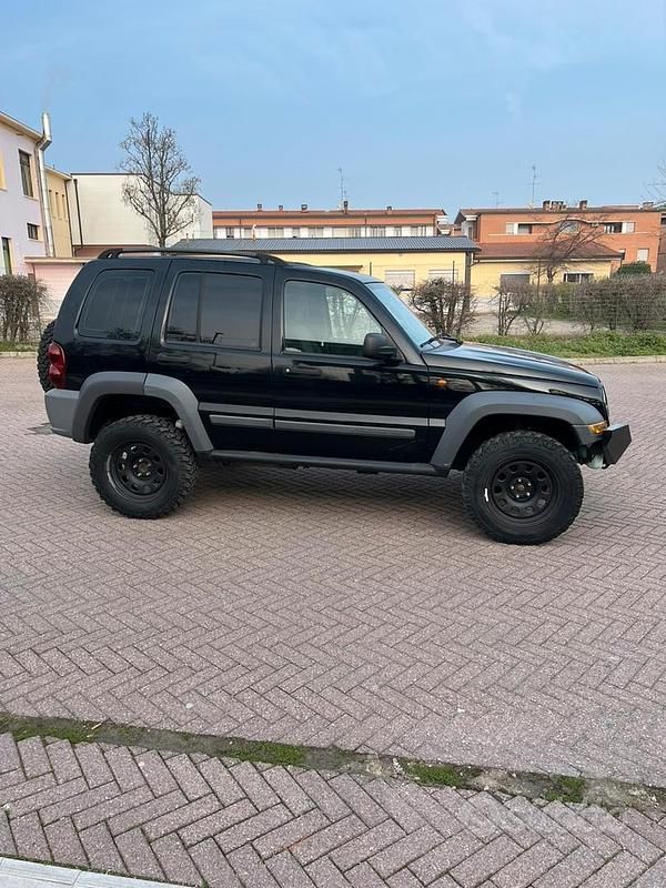 Usado Jeep Cherokee 163 CV (119 kW) 2006 Negro SUV