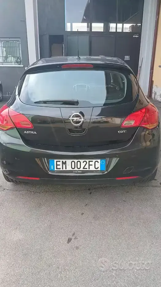 Usata Opel Astra 110 CV (80 kW) 2012 Nero Berlina