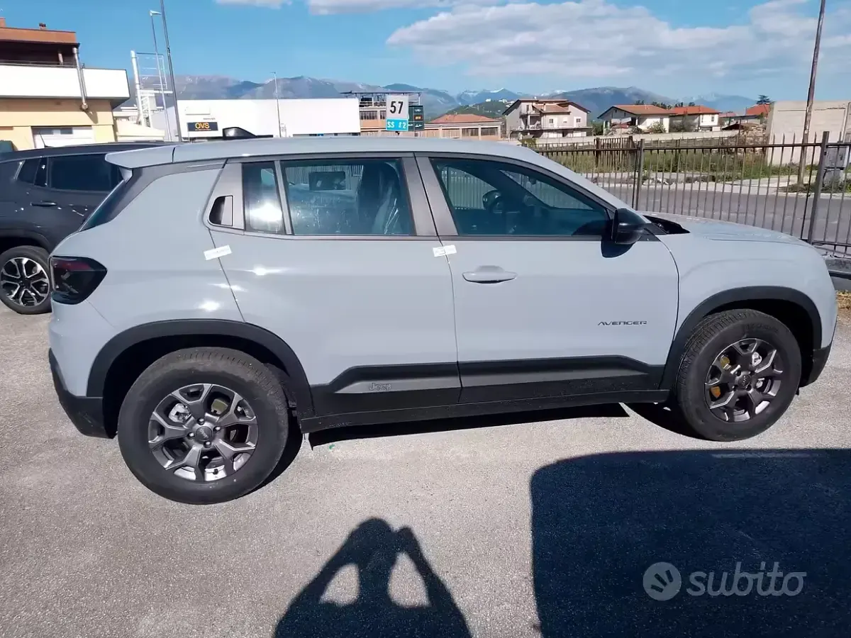 Nieuw Jeep Avenger Longitude 101 PK (74 kW) 2026 Grijs SUV
