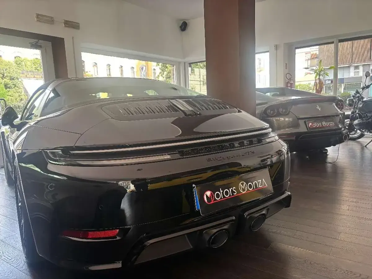 Begagnad Porsche 911 541 HK (397 kW) 2025 Svart Cab