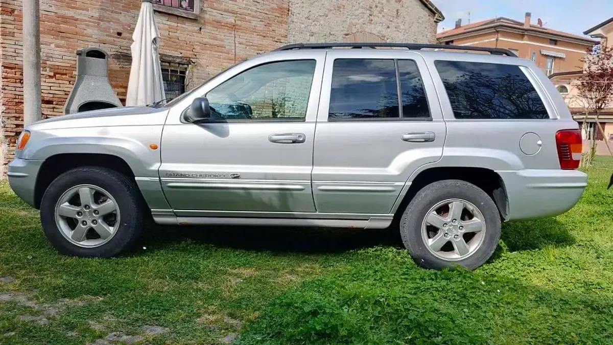 Usata Jeep Grand Cherokee Overland 163 CV (119 kW) 2003 Argento SUV