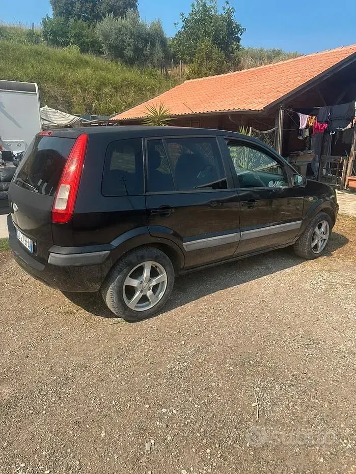 Usata Ford Fusion 68 CV (50 kW) 2006 Nero Utilitaria