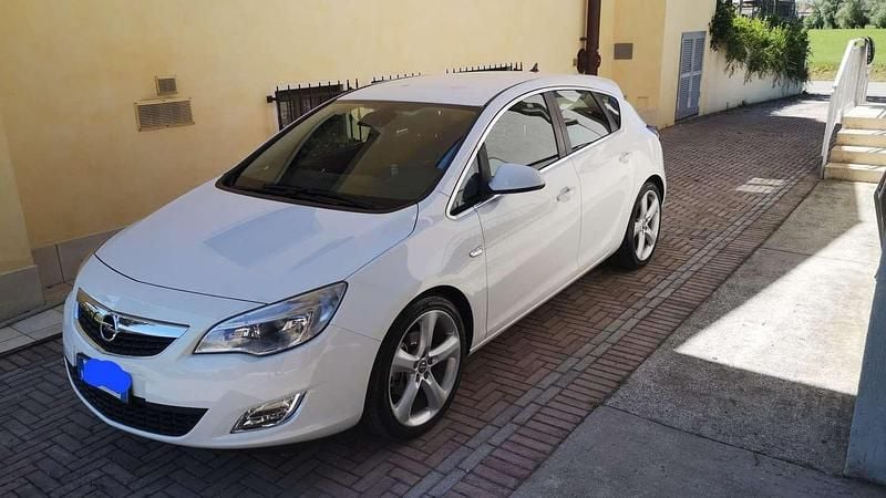 Käytetty Opel Astra Elegance 101 HP (74 kW) 2011