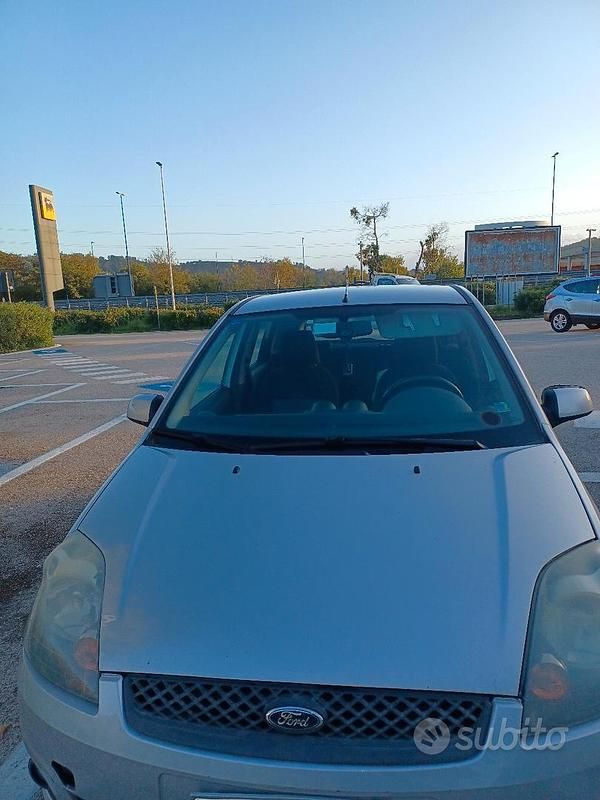 Second-hand Ford Fiesta 90 CP (66 kW) 2008 Gri Berlinǎ