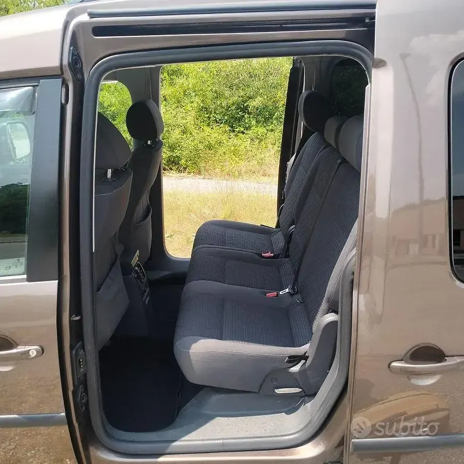 Usata VW Caddy Maxi 102 CV (75 kW) 2010 Marrone Monovolume