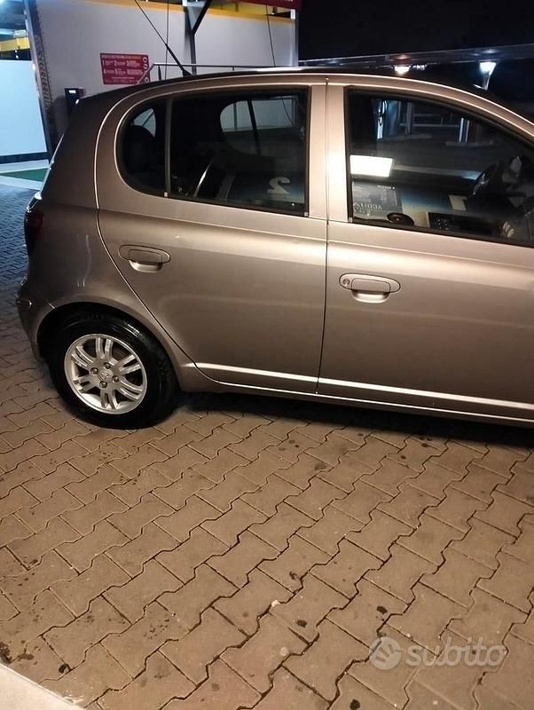 Usata Toyota Yaris 75 CV (55 kW) 2004 Grigio Utilitaria
