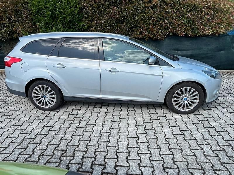 Käytetty Ford Focus Titanium 115 HP (84 kW) 2011 Harmaa Farmari