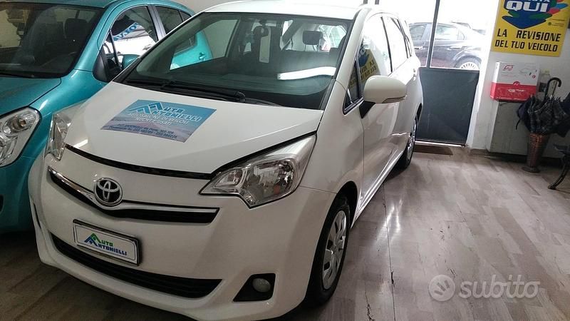 Usata Toyota Verso-S Active 99 CV (72 kW) 2011 Bianco Monovolume