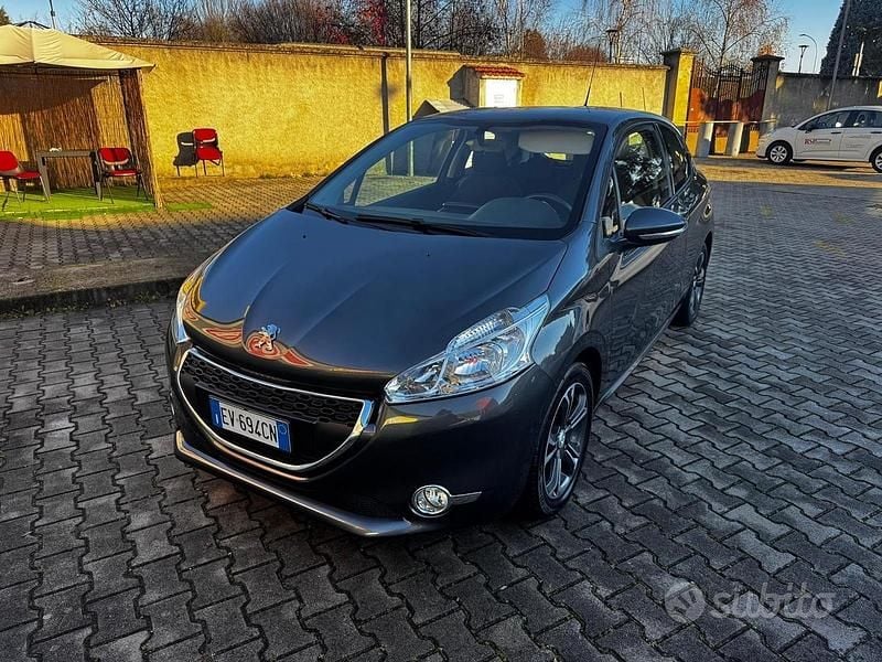 Usata Peugeot 208 68 CV (50 kW) 2014 Grigio Utilitaria