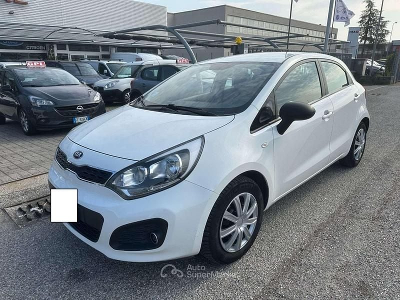 Usata Kia Rio Active 75 CV (55 kW) 2013 Bianco Berlina