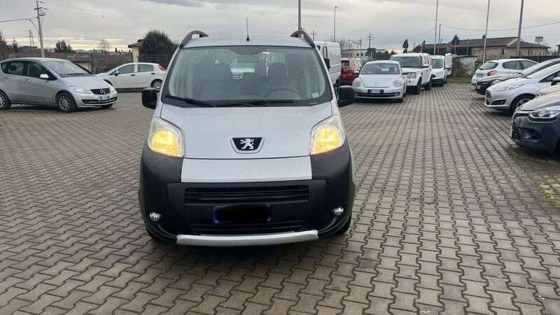 Argento Usata 2010 Peugeot Bipper Premium Monovolume | 6500 € (Molto cara) - Immagine 1/4