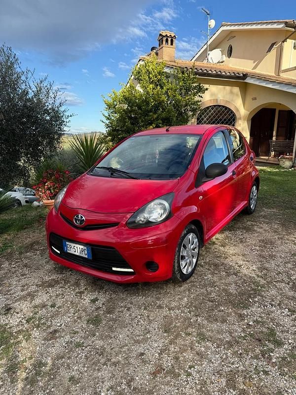 Rosso Usata 2013 Toyota Aygo Connect Style Due volumi | 3500 € (Ottimo prezzo) - Immagine 1/4