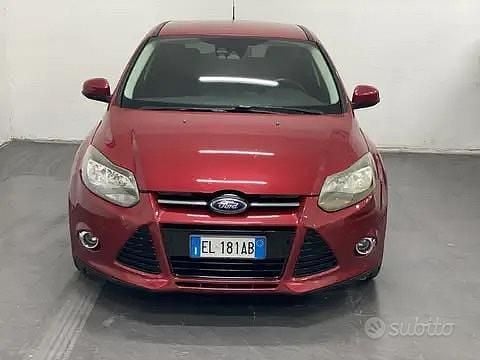 Begagnad Ford Focus Titanium 116 HK (85 kW) 2012 Röd Sedan