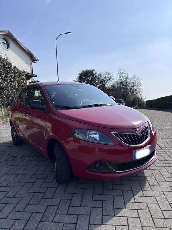Usata Lancia Ypsilon Gold 69 CV (50 kW) 2021 Rosso Utilitaria