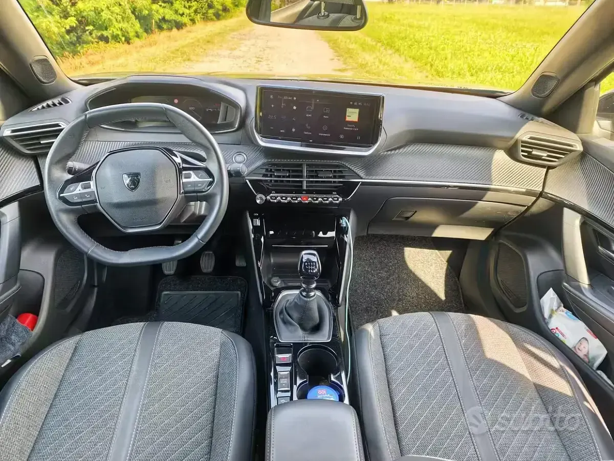 Usata Peugeot 2008 Allure 100 CV (73 kW) 2023 Grigio SUV