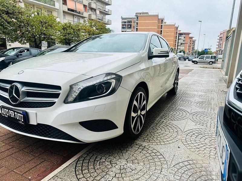 Bianco Usata 2014 Mercedes A180 Tre volumi | 11.800 € (Buon prezzo) - Immagine 1/4