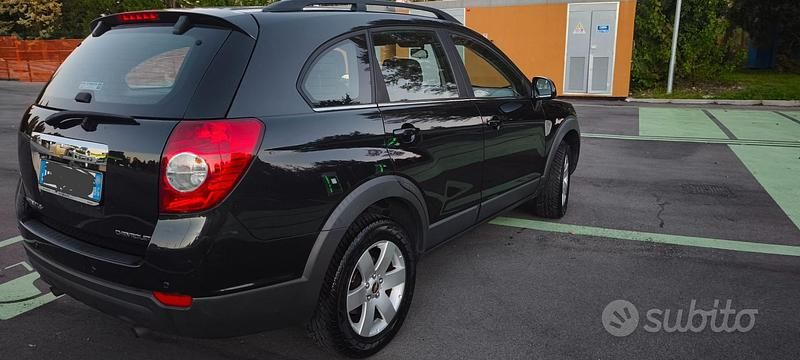 Nero Usata 2009 Chevrolet Captiva LS SUV | 7600 € (Buon prezzo) - Immagine 1/4
