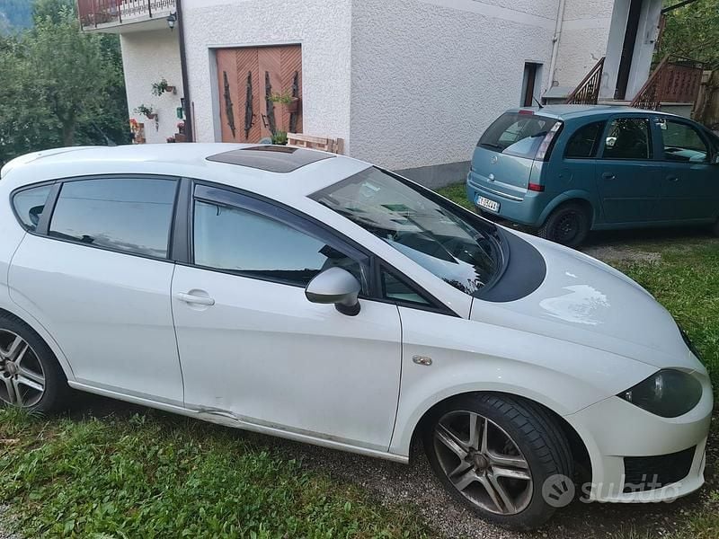 Usata Seat Leon FR 140 CV (102 kW) 2011 Bianco Utilitaria