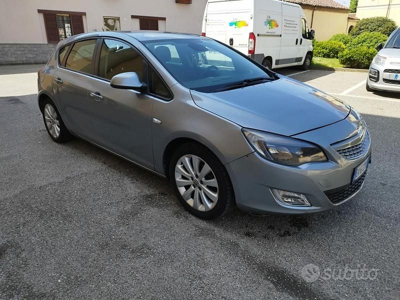 Usata Opel Astra 115 CV (84 kW) 2012 Grigio Berlina