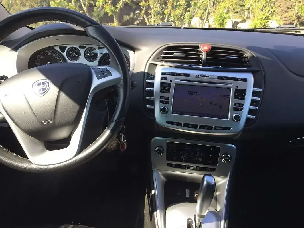 Usata Lancia Delta 120 CV (88 kW) 2014 Grigio Utilitaria