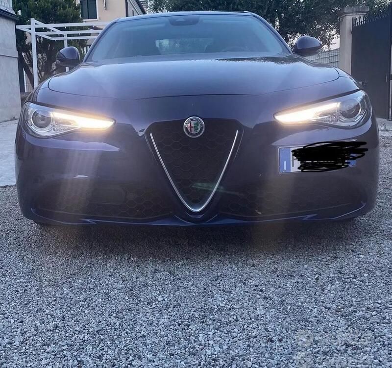 Blu Usata 2016 Alfa Romeo Giulia Tre volumi | 16.000 € (Cara) - Immagine 1/4