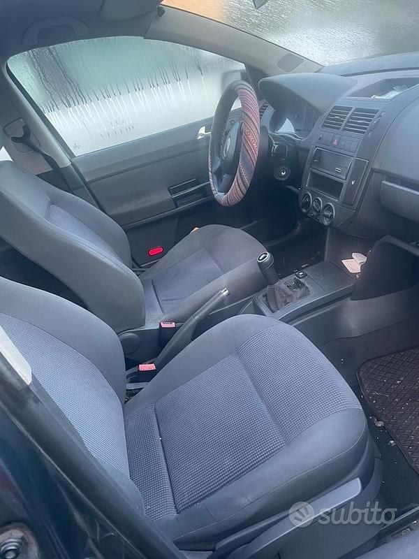 Usado VW Polo 75 CV (55 kW) 2005 Gris Utilitario