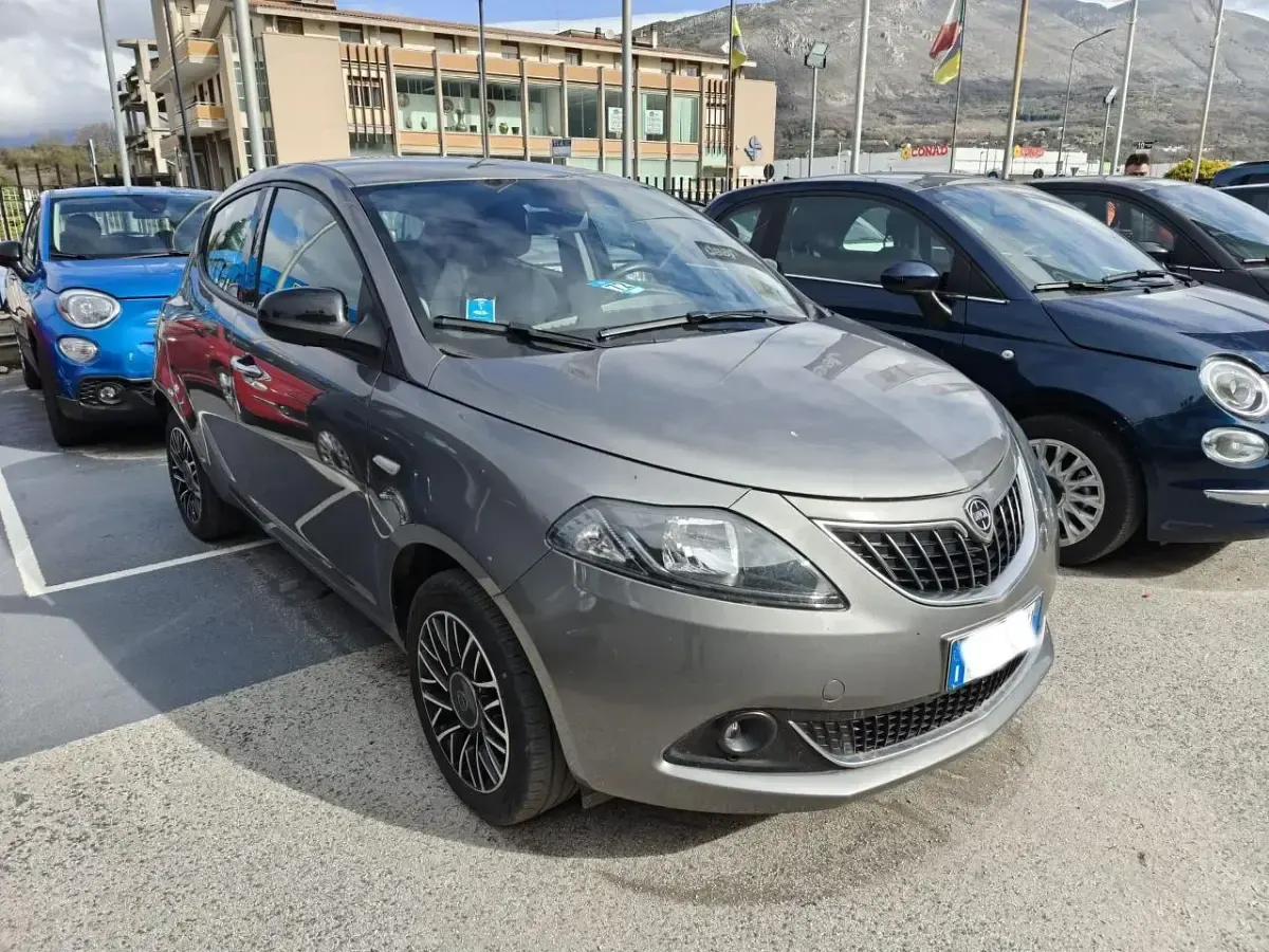 Usata Lancia Ypsilon S 70 CV (51 kW) 2024 Grigio Utilitaria