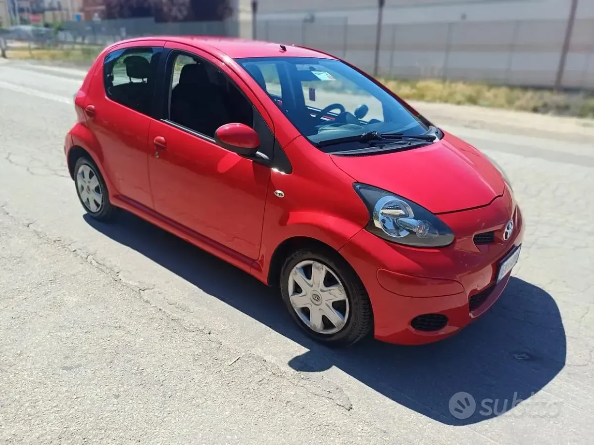 Usata Toyota Aygo Connect Style 68 CV (50 kW) 2011 Rosso Utilitaria