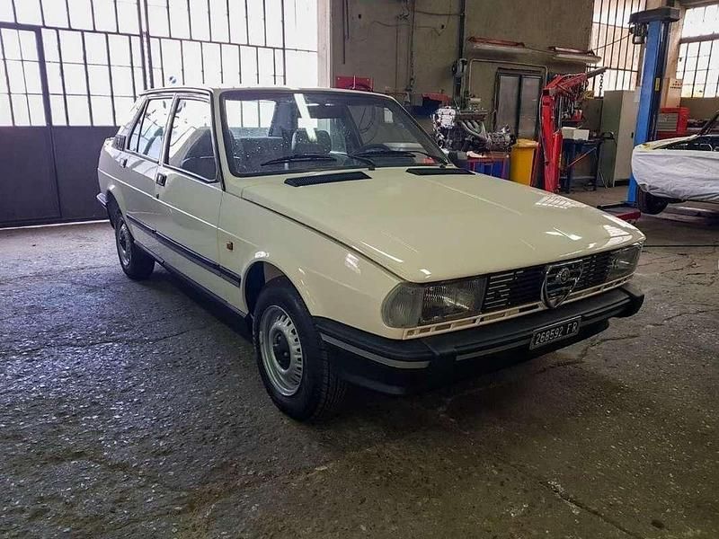 Usata Alfa Romeo Giulietta 109 CV (80 kW) 1982 Utilitaria