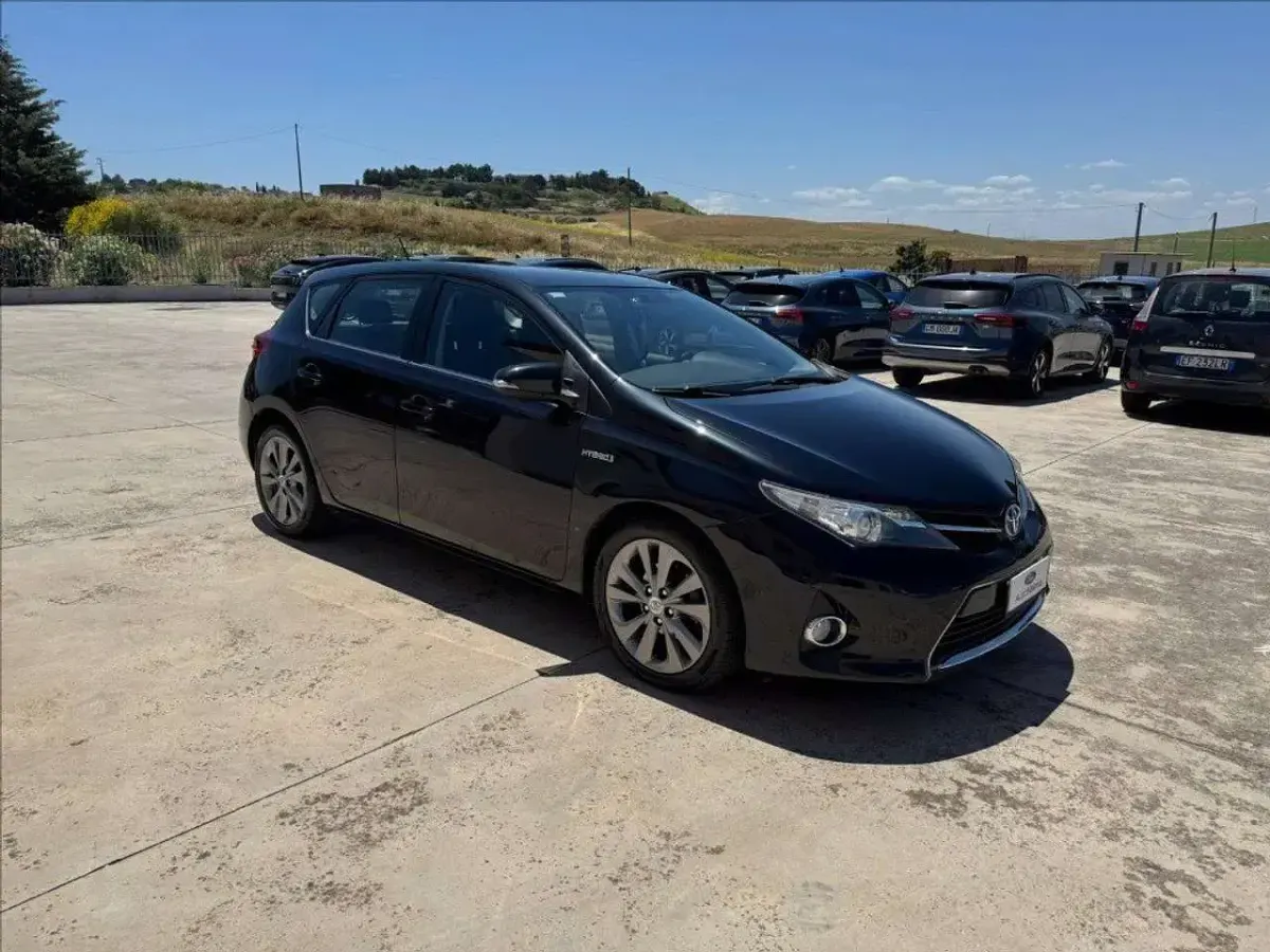 Usata Toyota Auris Hybrid Active 99 CV (72 kW) 2015 Nero metallizzato Berlina