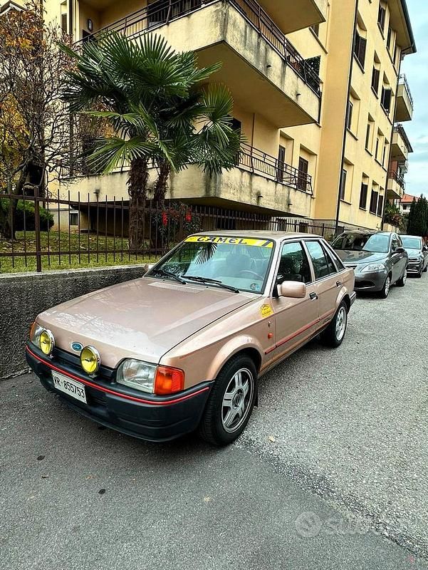 Usata Ford Escort Ghia 73 CV (53 kW) 1988 Bronzo Berlina