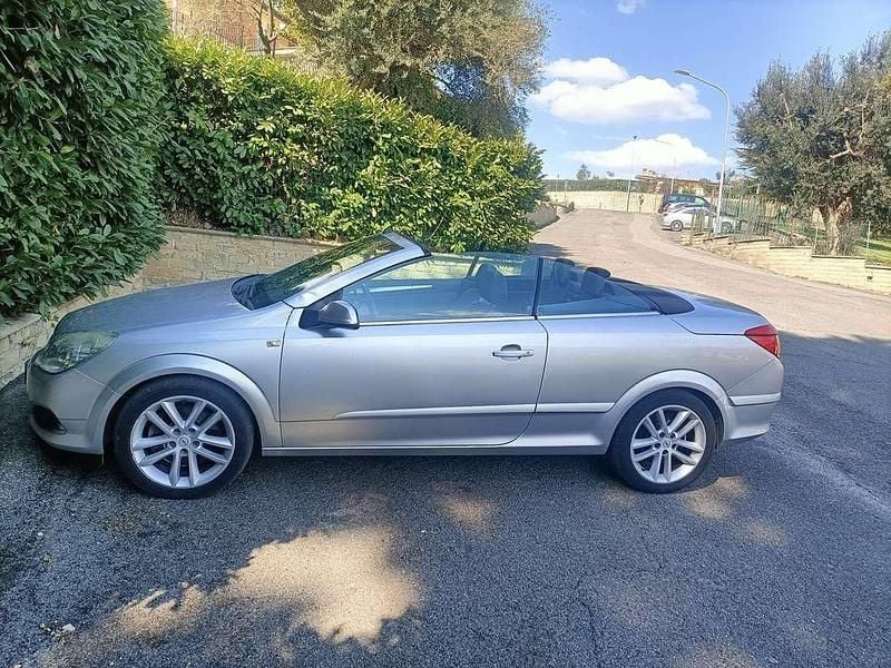 Usata Opel Astra Cabriolet Enjoy 150 CV (110 kW) 2009 Argento Cabrio