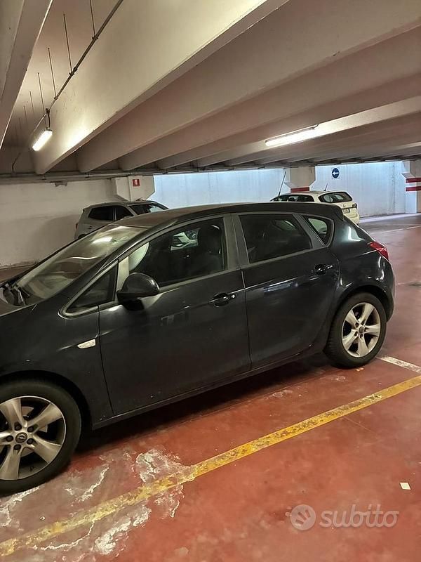 Usata Opel Astra 110 CV (80 kW) 2012 Nero Berlina