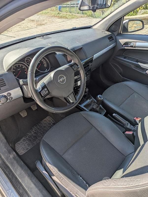 Occasion Opel Astra 115 ch (84 kW) 2008 Gris Berline