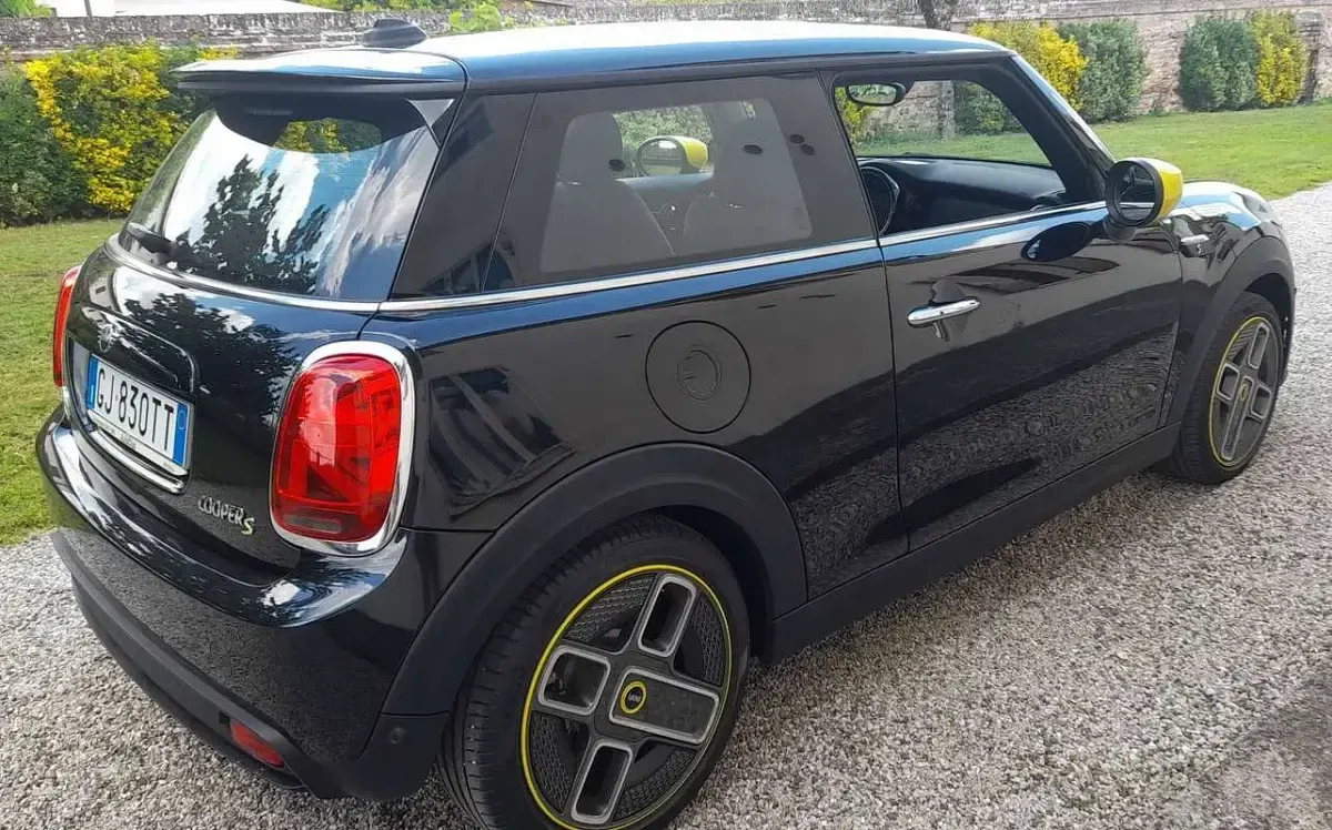 Usata Mini Cooper SE 75 kW (102 CV) 2022 Nero Utilitaria