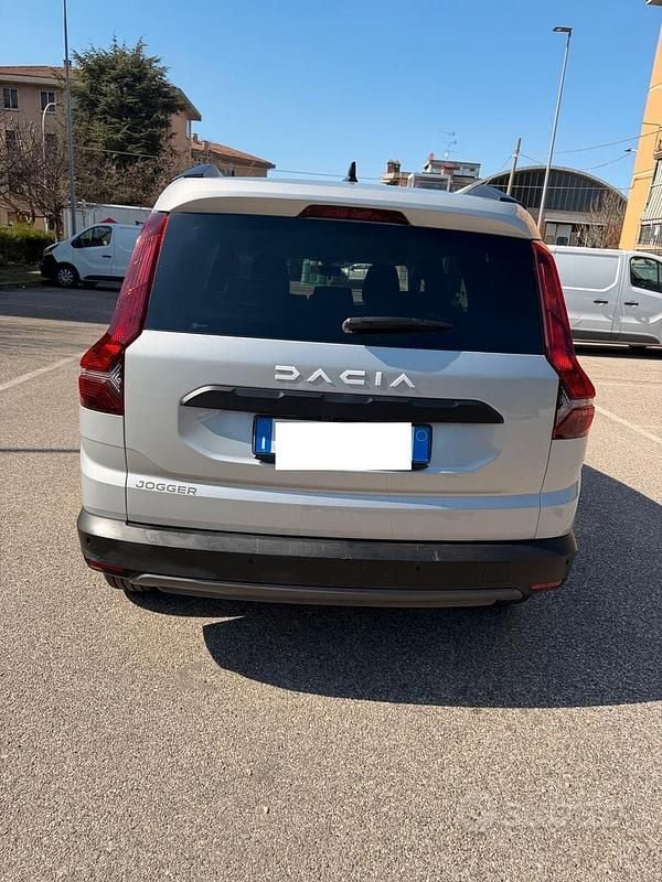 Usata Dacia Jogger 101 CV (74 kW) 2023 Grigio Monovolume