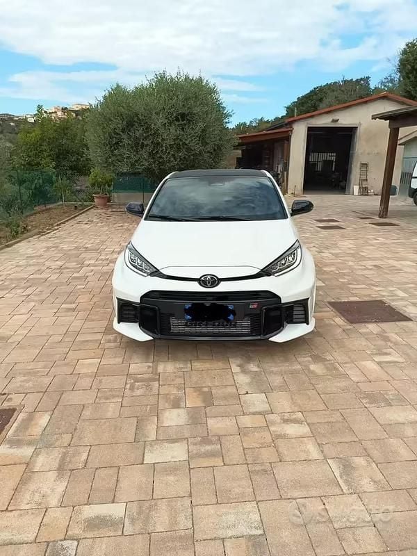 Usata Toyota Yaris 280 CV (205 kW) 2024 Bianco Utilitaria