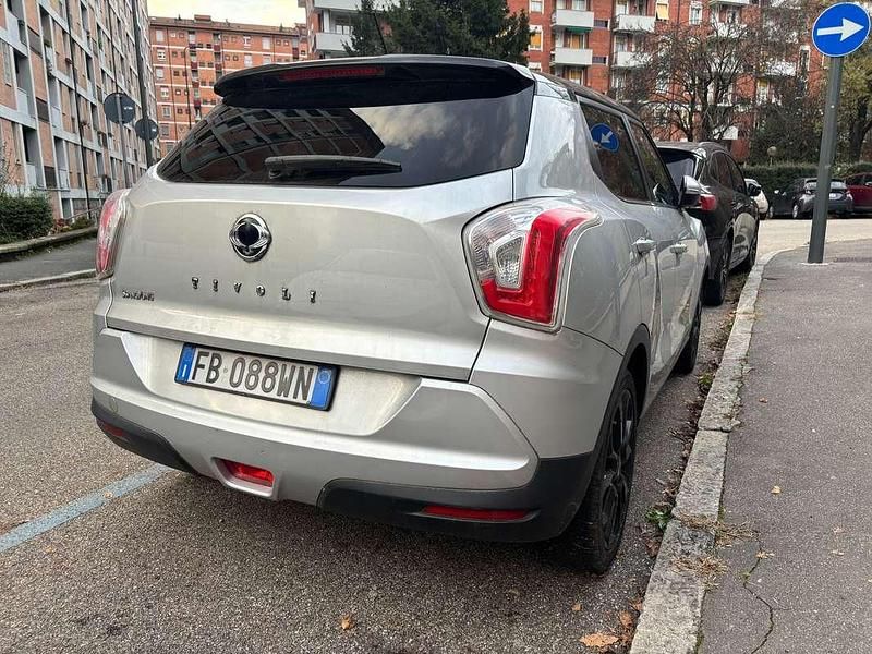 Usata Ssangyong (KGM) Tivoli 128 CV (94 kW) 2015 Argento SUV