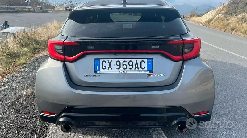 Usata Toyota Yaris 280 CV (205 kW) 2025 Grigio Utilitaria