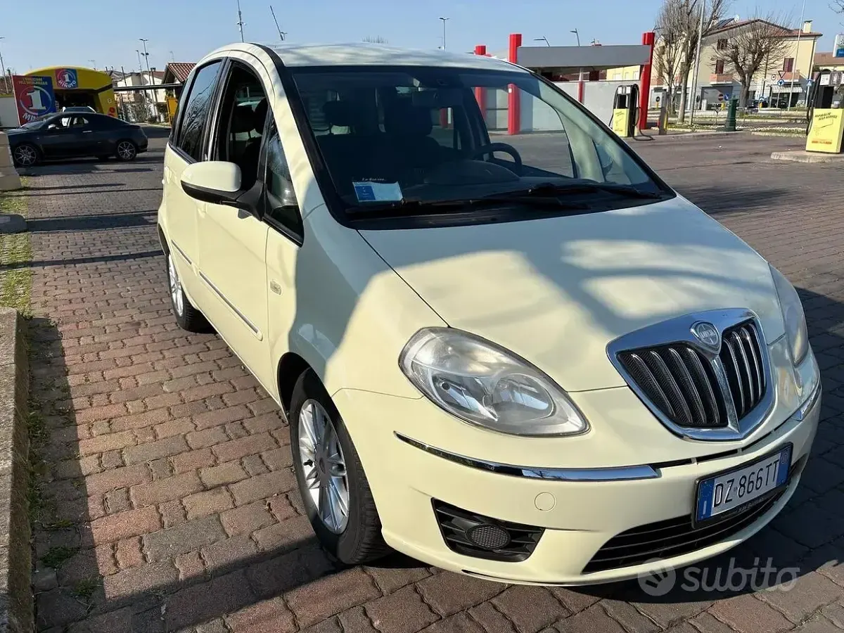 Usata Lancia Musa 77 CV (56 kW) 2010 Bianco Monovolume