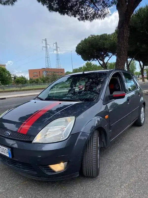 Begagnad Ford Fiesta Ghia 68 HK (50 kW) 2003 Halvkombi