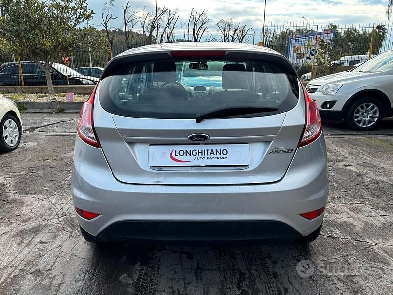 Usata Ford Fiesta 75 CV (55 kW) 2014 Grigio Utilitaria