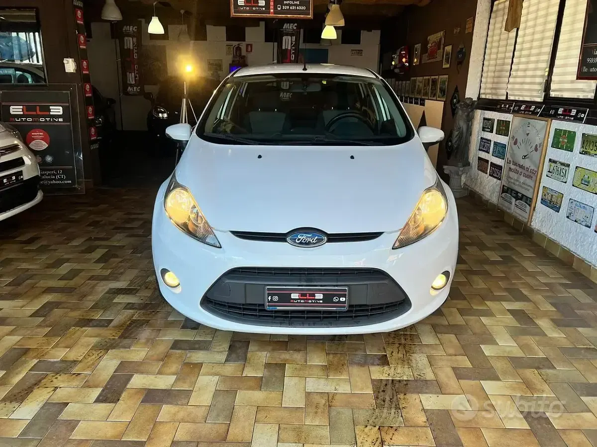 Usata Ford Fiesta 97 CV (71 kW) 2010 Bianco Utilitaria