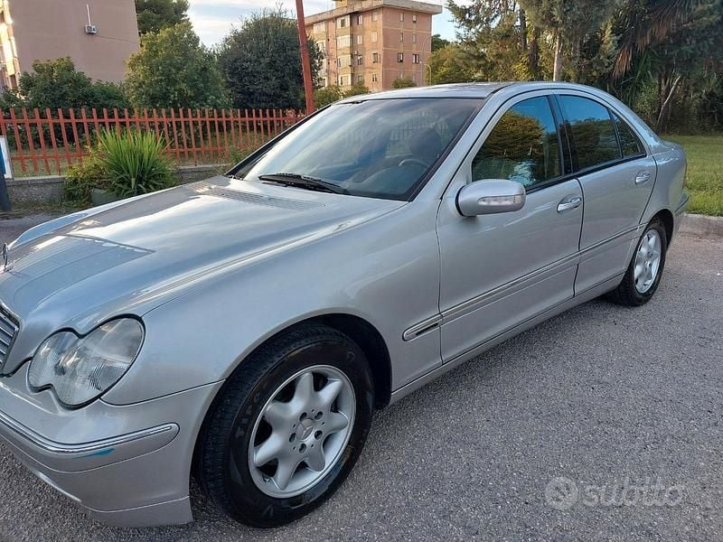 Usata Mercedes C220 Avantgarde 143 CV (105 kW) 2001 Grigio Berlina