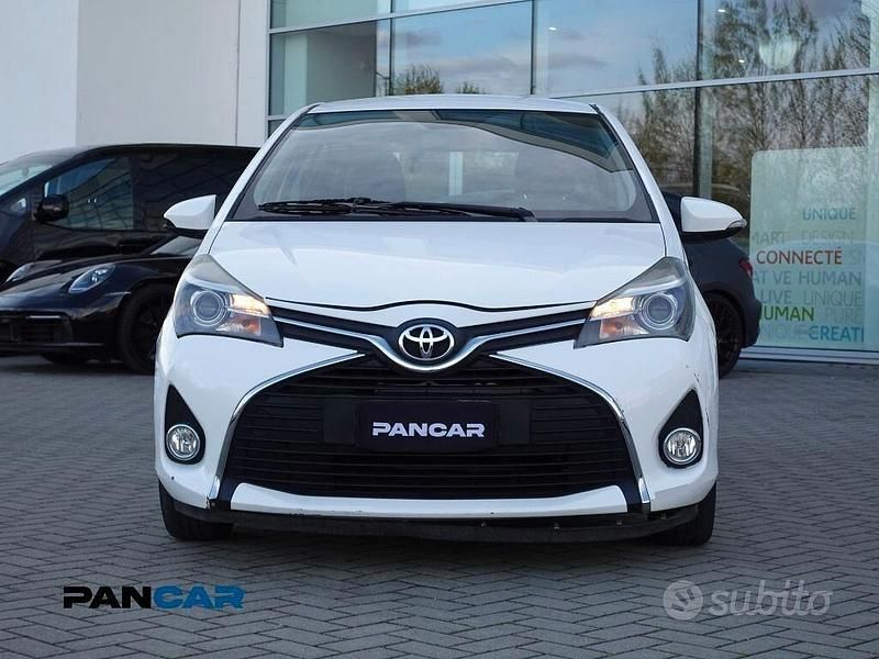 Usata Toyota Yaris Cool 69 CV (50 kW) 2015 Bianco Utilitaria