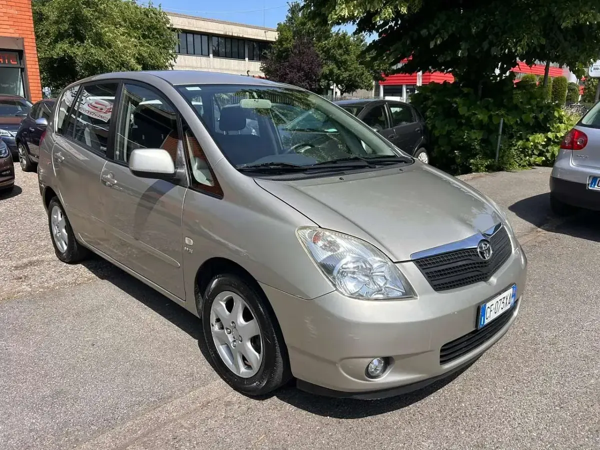 Usata Toyota Corolla Verso 110 CV (80 kW) 2003 Bronzo Monovolume
