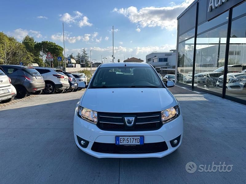 Bianco Usata 2013 Dacia Sandero Lauréate Due volumi | 8000 € (Cara) - Immagine 1/4